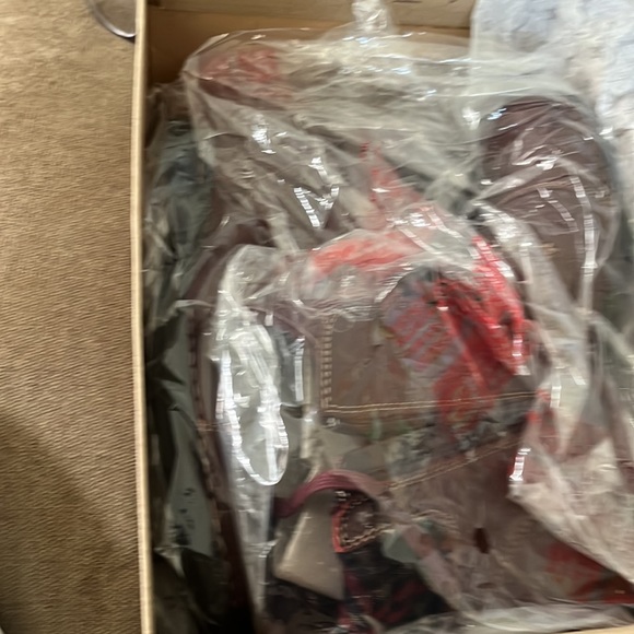 Clarks great comfort short boot with side zipper. Never worn. In the Boxsize 9M - Picture 6 of 7